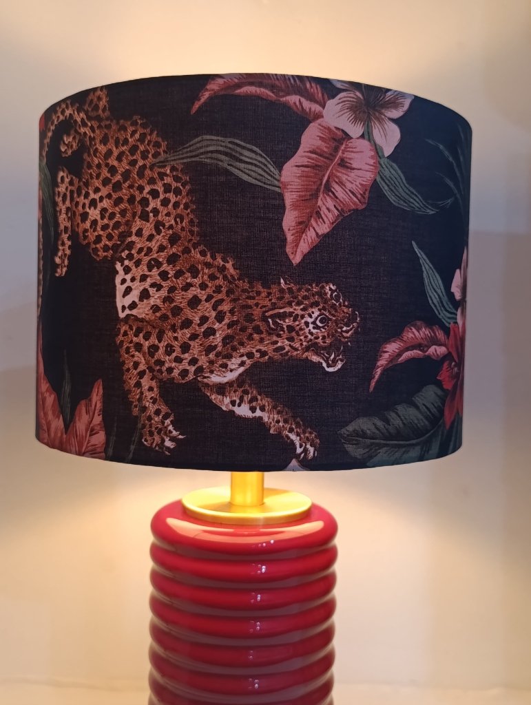 Abajur Panthere - Domus Concept - Light StudioAbajurDomus ConceptAbajur Panthere Domus Concept - Light Studio cilíndrico com estampa de leopardo, tons de azul e rosa, feito à mão.TamborAbajur de Mesa