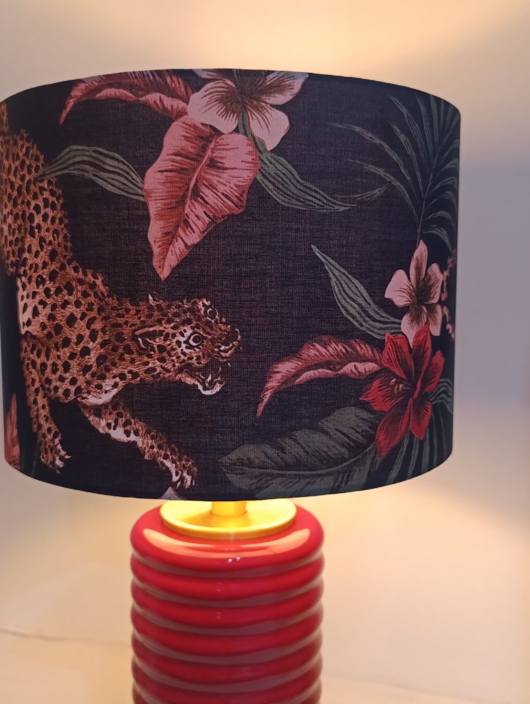 Abajur Panthere - Domus Concept - Light StudioAbajurDomus ConceptAbajur Panthere da Domus Concept - Light Studio com padrão de leopardo, flores em tons de azul e rosa sobre base vermelhaTamborAbajur de Mesa