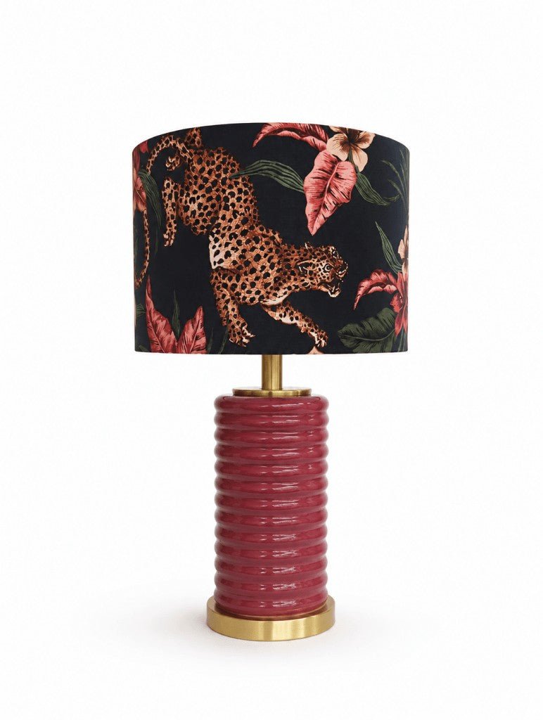 Abajur Panthere - Domus Concept - Light StudioAbajurDomus ConceptAbajur Panthere Domus Concept - Light Studio cilíndrico com padrão de leopardo, tons azul e rosa, sobre base canelada.TamborAbajur de Mesa