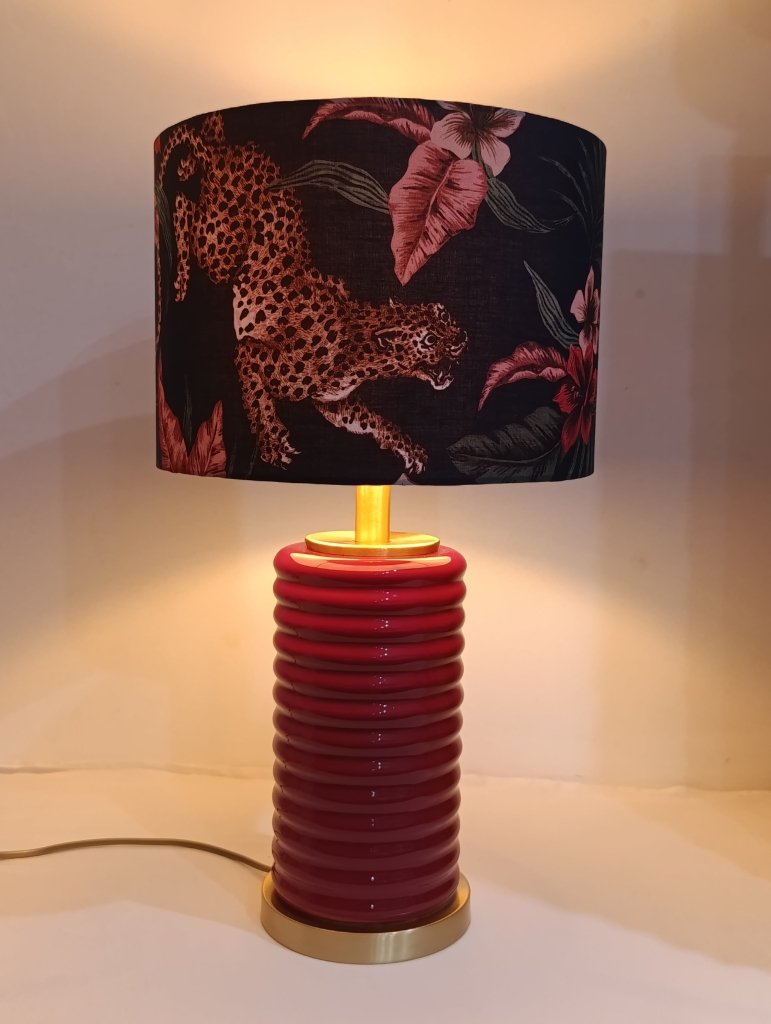 Abajur Panthere - Domus Concept - Light StudioAbajurDomus ConceptAbajur Panthere Domus Concept - Light Studio cilíndrico com padrão de leopardo, tons azul profundo e rosa antigo.TamborAbajur de Mesa