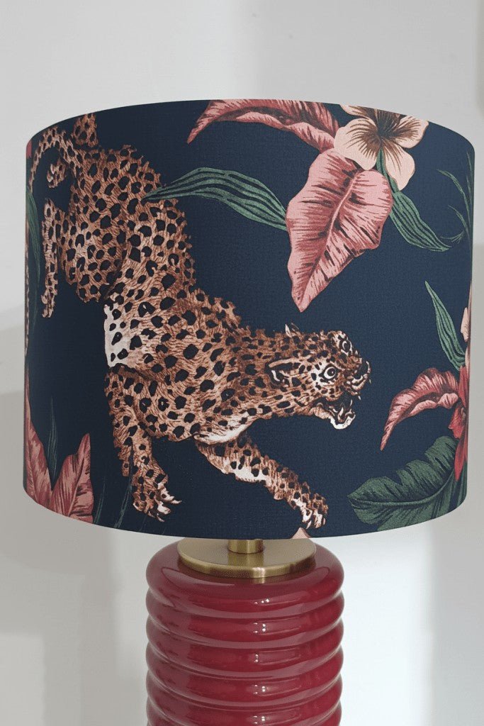 Abajur Panthere - Domus Concept - Light StudioAbajurDomus ConceptAbajur Panthere Domus Concept - Light Studio cilíndrico com padrão de leopardo, tons azul profundo e rosa antigo.TamborAbajur de Mesa