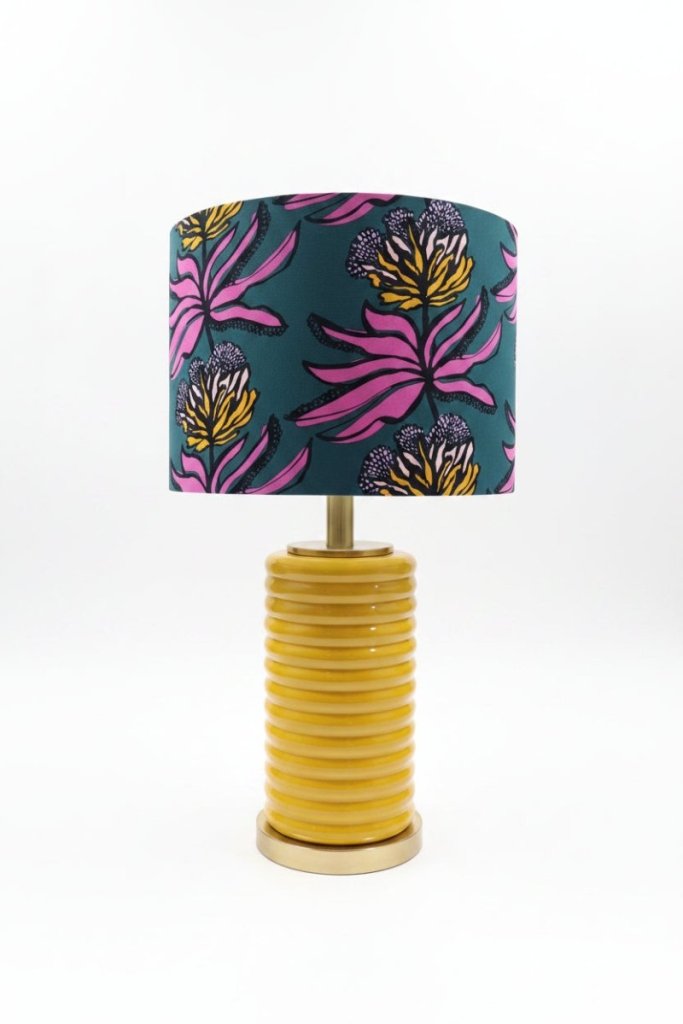 Abajur Protea - Domus Concept - Light StudioAbajurDomus ConceptAbajur Protea Domus Concept - Light Studio cilíndrico com padrão floral vibrante em tons de verde, rosa e amarelo.TamborAbajur de Mesa