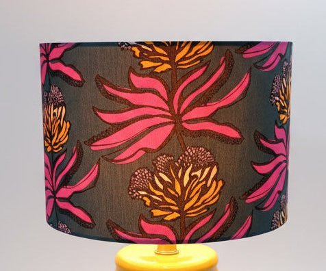 Abajur Protea - Domus Concept - Light StudioAbajurDomus ConceptAbajur Protea Domus Concept - Light Studio cilíndrico com padrão floral vibrante em tons de rosa, laranja e cinzento.TamborAbajur de Mesa