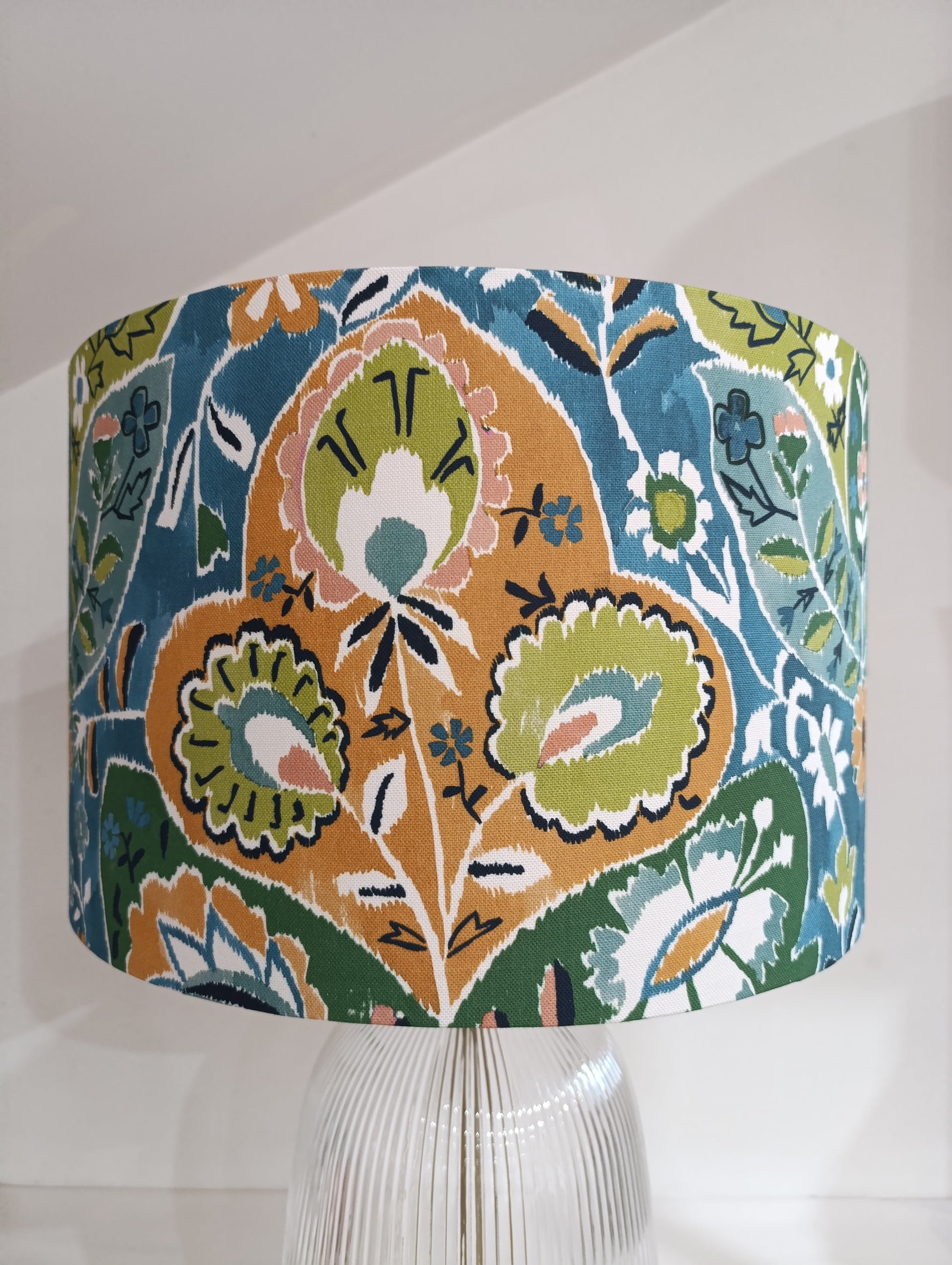 um abajur de design excecional e extravagante, fabricado à mão em Portugal para projetos de decoração de luxo únicos.TamborAbajur de Mesa