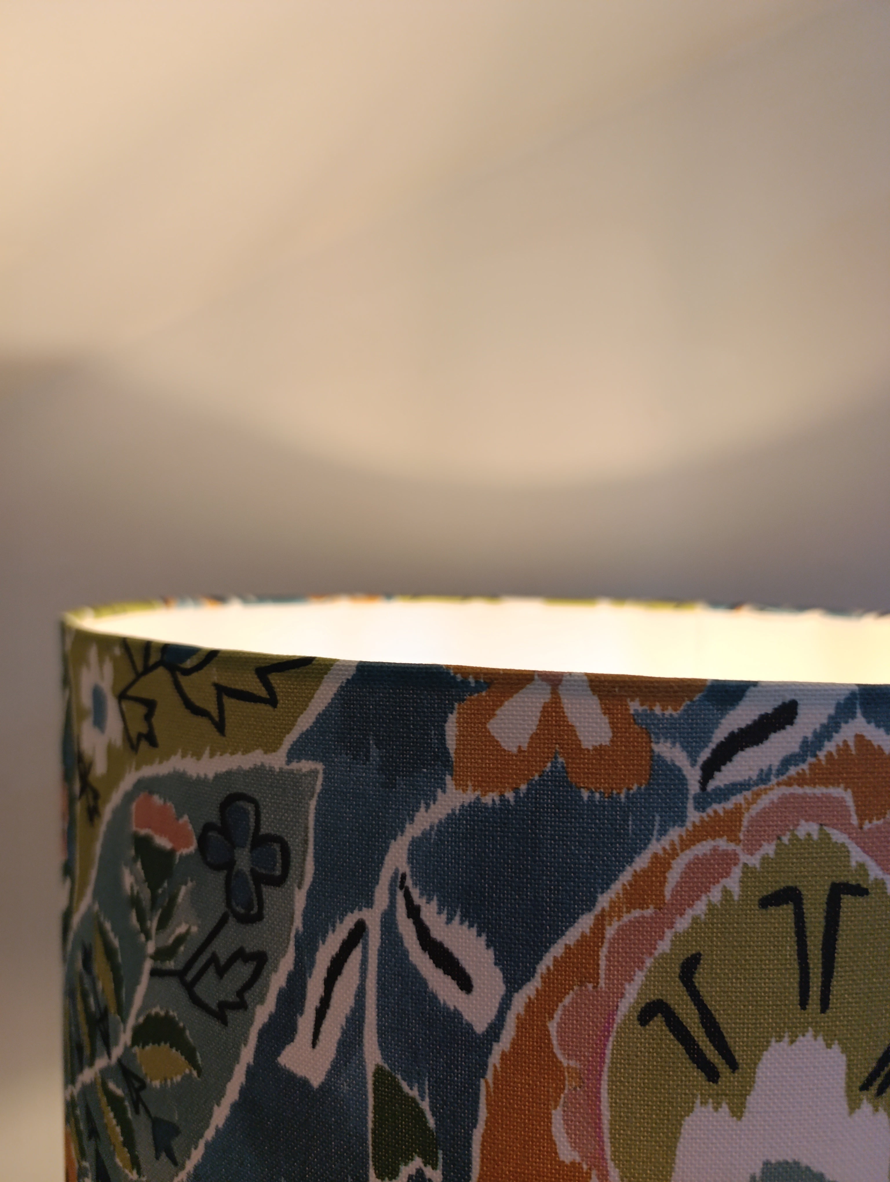 um abajur de design excecional e extravagante, fabricado à mão em Portugal para projetos de decoração de luxo únicos.TamborAbajur de Mesa