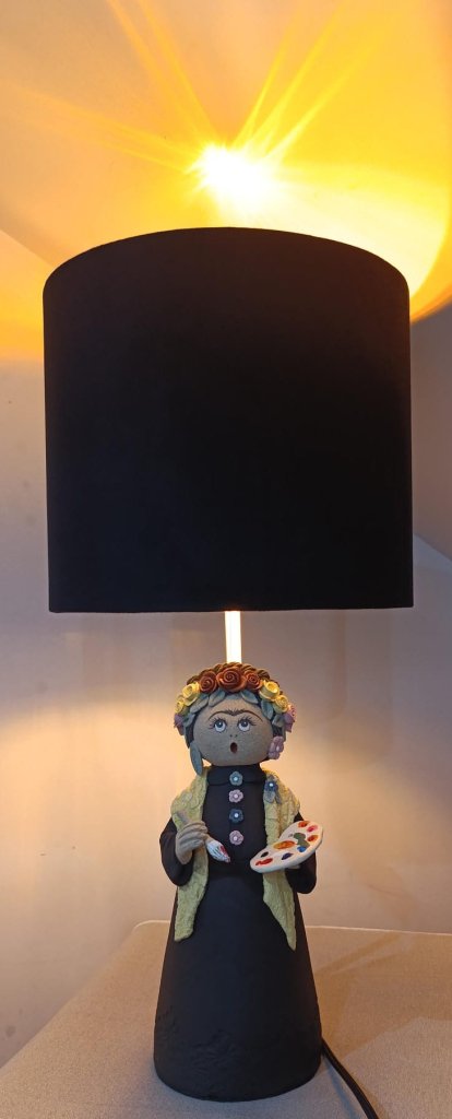 Candeeiro de Mesa de Luxo Frida Kahlo – Peça de Autor Feita à Mão - Domus Concept - Light StudioCandeeiroDomus Concept Light StudioCandeeiro de Mesa de Luxo Frida Kahlo – Peça de Autor Feita à Mão