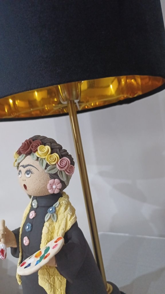 Candeeiro de Mesa de Luxo Frida Kahlo – Peça de Autor Feita à Mão - Domus Concept - Light StudioCandeeiroDomus Concept Light StudioCandeeiro de Mesa de Luxo Frida Kahlo – Peça de Autor Feita à Mão