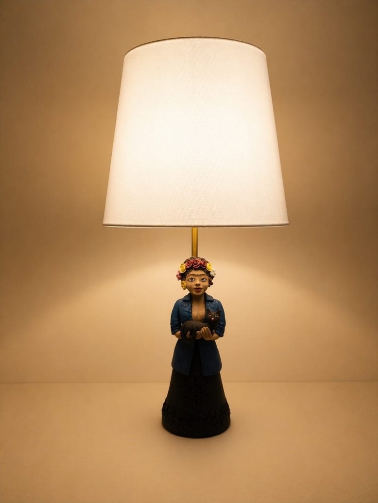 Candeeiro de Mesa Frida Kahlo II – Peça de Autor Feita à Mão - Domus Concept - Light StudioCandeeiroDomus Concept Light StudioCandeeiro de Mesa Frida Kahlo II – Peça de Autor Feita à Mão