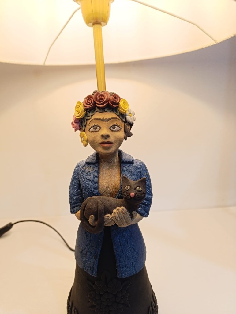 Candeeiro de Mesa Frida Kahlo II – Peça de Autor Feita à Mão - Domus Concept - Light StudioCandeeiroDomus Concept Light StudioCandeeiro de Mesa Frida Kahlo II – Peça de Autor Feita à Mão