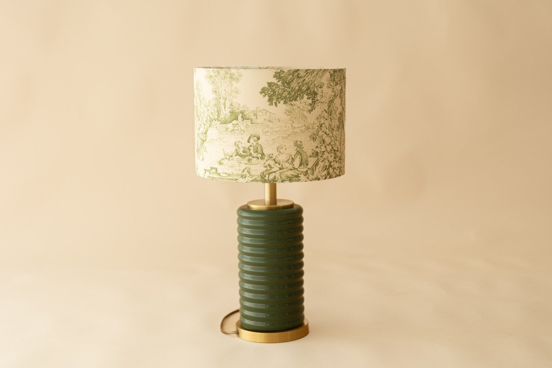 Círculos de Luz | Verde - Domus Concept - Light StudioCandeeiroDomus Concept Light StudioAbajur em tecido Toile de Jouy com design artesanal Domus Concept Light Studio, personalizado e fabricado à mão em Portugal com materiais premium e acabamentos de luxo.