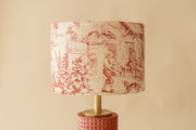 Conto Campestre - Domus Concept - Light StudioAbajurDomus ConceptAbajur em tecido Toile de Jouy com design artesanal Domus Concept Light Studio, personalizado e fabricado à mão em Portugal com materiais premium e acabamentos de luxo.TamborAbajur de Mesa
