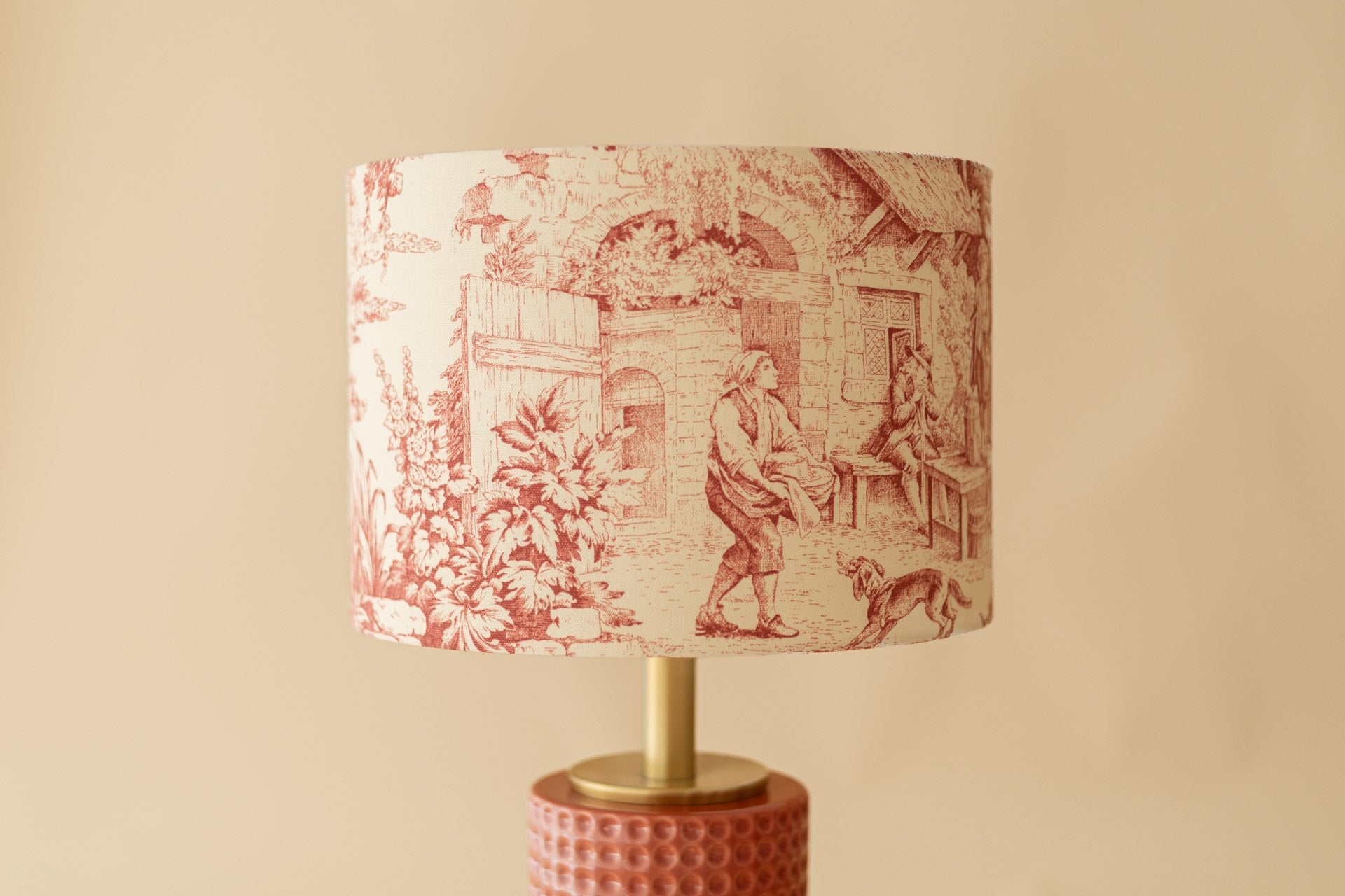 Conto Campestre - Domus Concept - Light StudioAbajurDomus ConceptAbajur em tecido Toile de Jouy com design artesanal Domus Concept Light Studio, personalizado e fabricado à mão em Portugal com materiais premium e acabamentos de luxo.TamborAbajur de Mesa