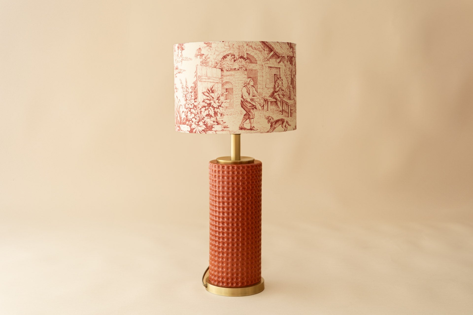 Conto Campestre - Domus Concept - Light StudioAbajurDomus ConceptAbajur em tecido Toile de Jouy com design artesanal Domus Concept Light Studio, personalizado e fabricado à mão em Portugal com materiais premium e acabamentos de luxo.TamborAbajur de Mesa