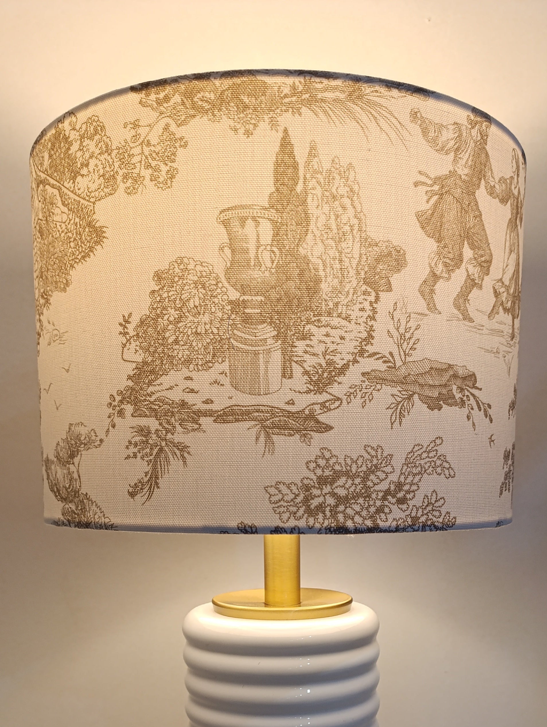 Domus Héritage - Domus Concept - Light StudioAbajurDomus ConceptAbajur em tecido Toile de Jouy com design artesanal Domus Concept Light Studio, personalizado e fabricado à mão em Portugal com materiais premium e acabamentos de luxo.TamborAbajur de Mesa