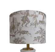 Domus Héritage - Domus Concept - Light StudioAbajurDomus ConceptAbajur em tecido Toile de Jouy com design artesanal Domus Concept Light Studio, personalizado e fabricado à mão em Portugal com materiais premium e acabamentos de luxo.TamborAbajur de Mesa