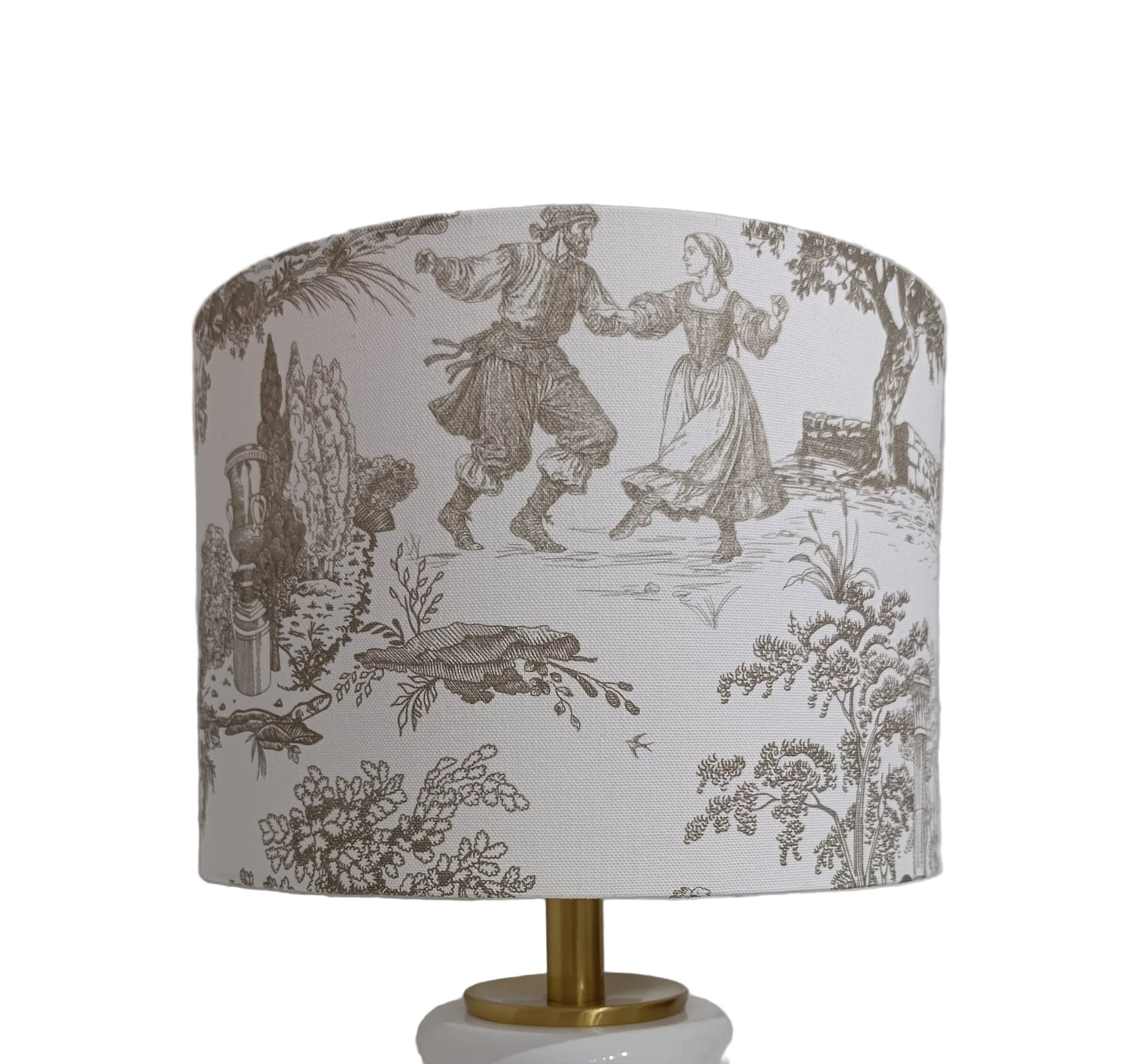 Domus Héritage - Domus Concept - Light StudioAbajurDomus ConceptAbajur em tecido Toile de Jouy com design artesanal Domus Concept Light Studio, personalizado e fabricado à mão em Portugal com materiais premium e acabamentos de luxo.TamborAbajur de Mesa
