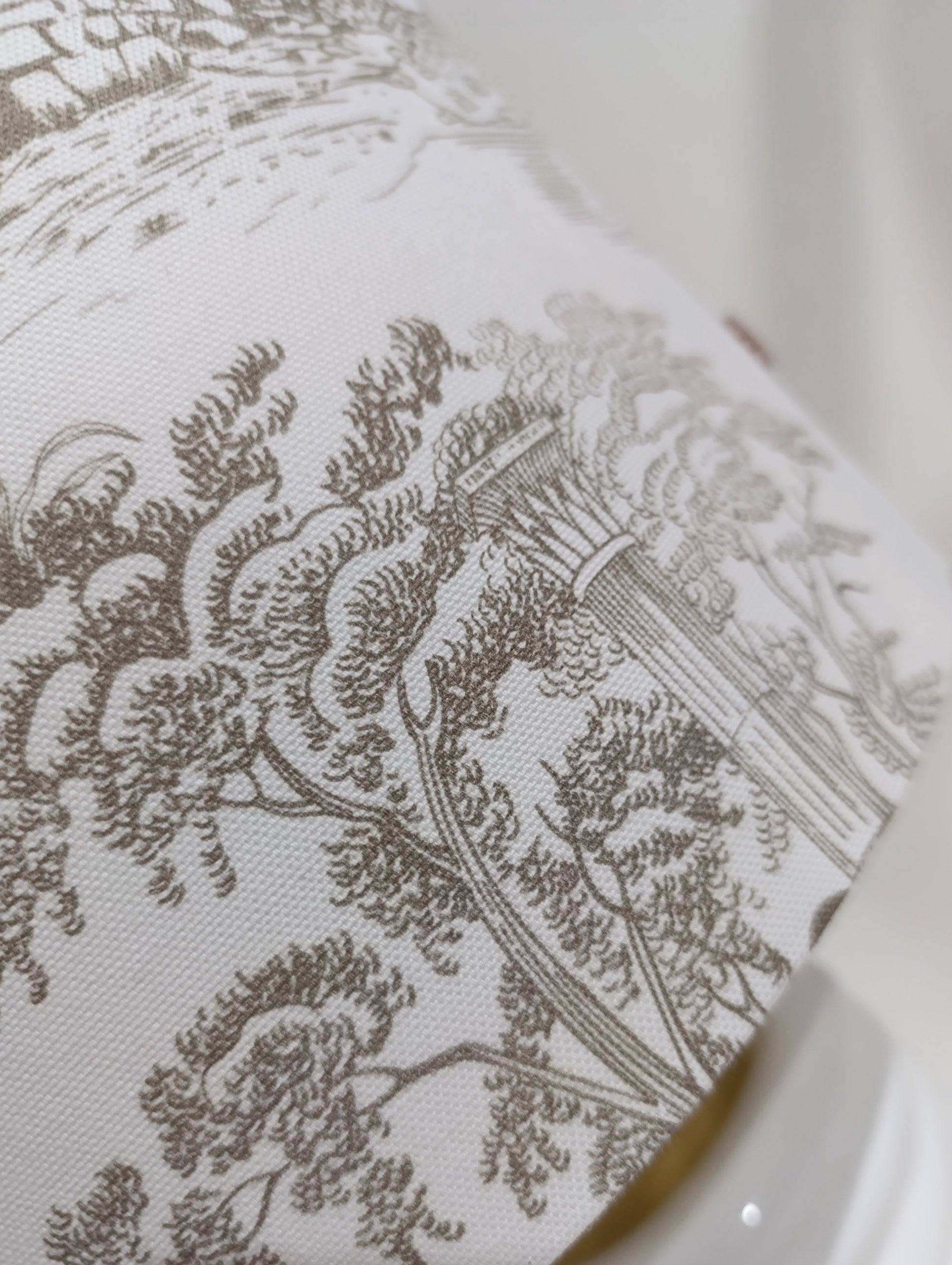 Domus Héritage - Domus Concept - Light StudioAbajurDomus ConceptAbajur em tecido Toile de Jouy com design artesanal Domus Concept Light Studio, personalizado e fabricado à mão em Portugal com materiais premium e acabamentos de luxo.TamborAbajur de Mesa