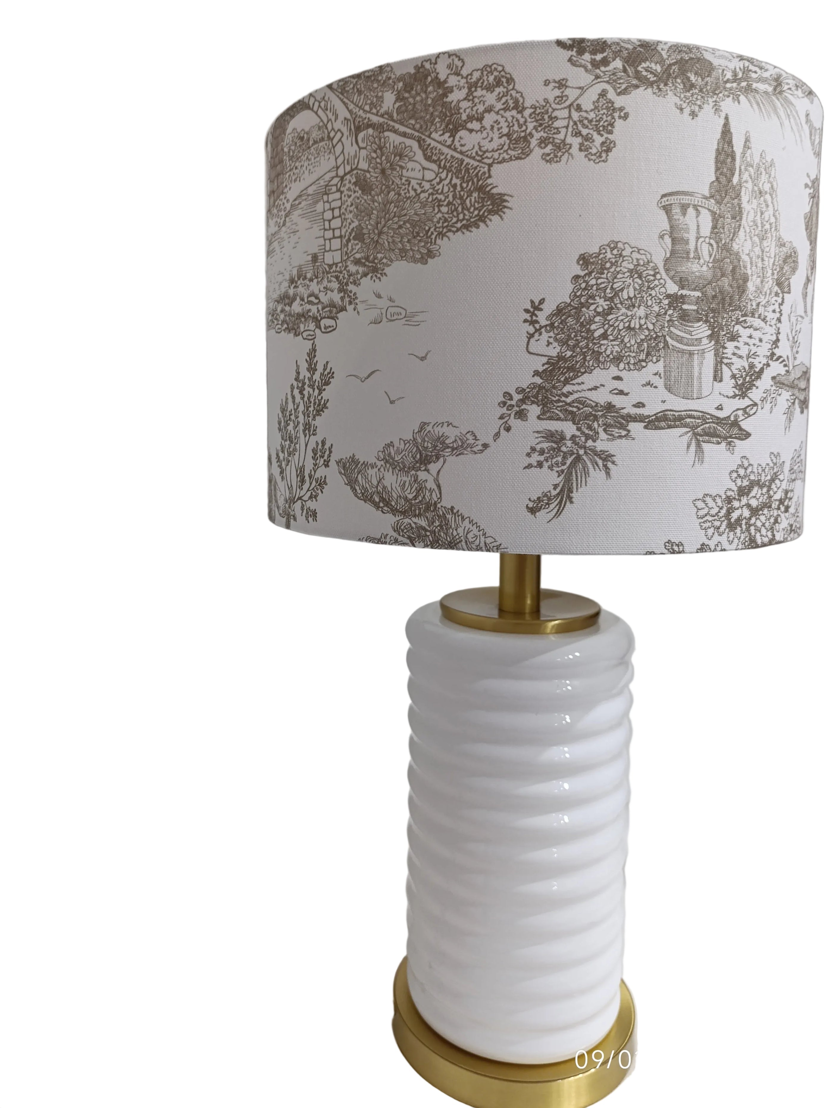 Domus Héritage - Domus Concept - Light StudioAbajurDomus ConceptAbajur em tecido Toile de Jouy com design artesanal Domus Concept Light Studio, personalizado e fabricado à mão em Portugal com materiais premium e acabamentos de luxo.TamborAbajur de Mesa