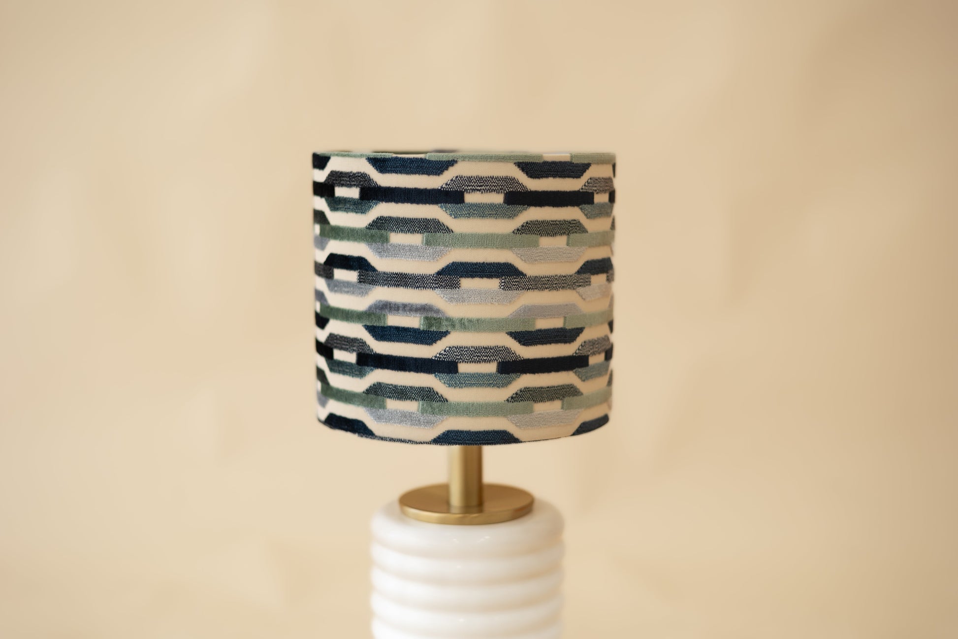 Elos Azul - Domus Concept - Light StudioAbajurDomus ConceptAbajur de design artesanal Domus Concept Light Studio, personalizado e fabricado à mão em Portugal com materiais premium e acabamentos de luxoTamborAbajur de Mesa