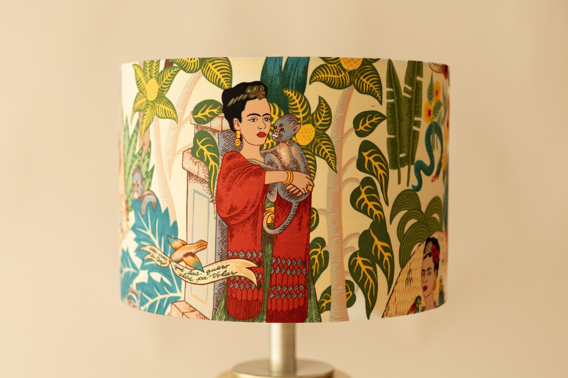 Frida Kahlo - Domus Concept - Light StudioAbajurDomus ConceptPeça de iluminação disruptiva e fora da caixa da Domus Concept Light Studio, um abajur de design excecional e extravagante, fabricado à mão em Portugal para projetos de decoração de luxo únicos.TamborAbajur de Mesa