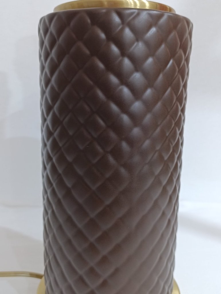 Geometria de Luz | Castanho Chocolate - Domus Concept - Light StudioCandeeiroDomus Concept Light StudioBase de candeeiro Domus Concept - Light Studio em cerâmica de Alcobaça castanho chocolate com textura geométrica