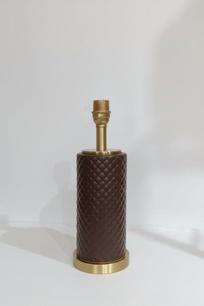 Geometria de Luz | Castanho Chocolate - Domus Concept - Light StudioCandeeiroDomus Concept Light StudioCandeeiro Geometria de Luz Domus Concept - Light Studio em cerâmica castanho chocolate com textura e base em latão.