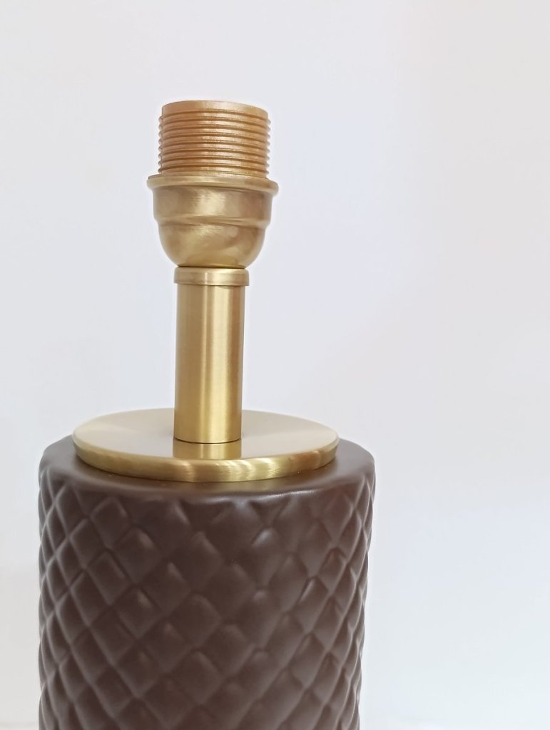 Geometria de Luz | Castanho Chocolate - Domus Concept - Light StudioCandeeiroDomus Concept Light StudioBase de candeeiro Domus Concept - Light Studio em cerâmica de Alcobaça castanho chocolate com detalhes em latão dourado.