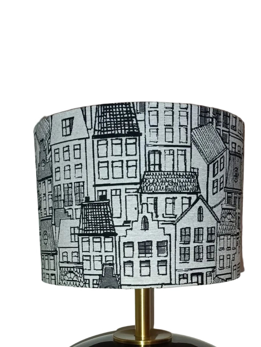 Histórias da Cidade - Domus Concept - Light StudioAbajurDomus ConceptAbajur de design artesanal Domus Concept Light Studio, personalizado e fabricado à mão em Portugal com materiais premium e acabamentos de luxoTamborAbajur de Mesa