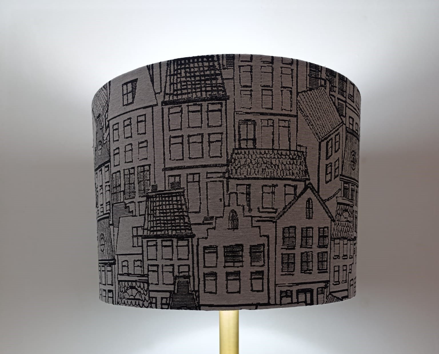 Histórias da Cidade - Domus Concept - Light StudioAbajurDomus ConceptAbajur de design artesanal Domus Concept Light Studio, personalizado e fabricado à mão em Portugal com materiais premium e acabamentos de luxoTamborAbajur de Mesa