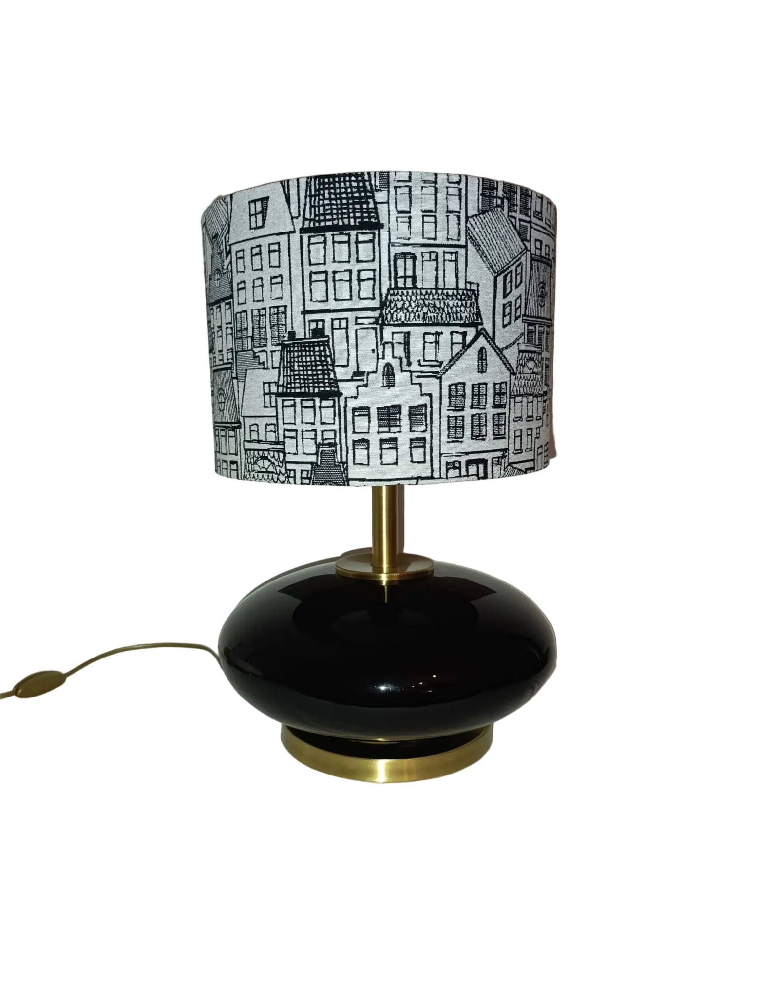 Histórias da Cidade - Domus Concept - Light StudioAbajurDomus ConceptAbajur de design artesanal Domus Concept Light Studio, personalizado e fabricado à mão em Portugal com materiais premium e acabamentos de luxoTamborAbajur de Mesa