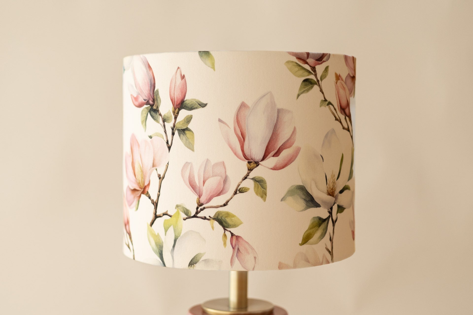 Magnolia Bloom - Domus Concept - Light StudioAbajurDomus ConceptAbajur de design artesanal Domus Concept Light Studio, personalizado e fabricado à mão em Portugal com materiais premium e acabamentos de luxoTamborAbajur de Mesa