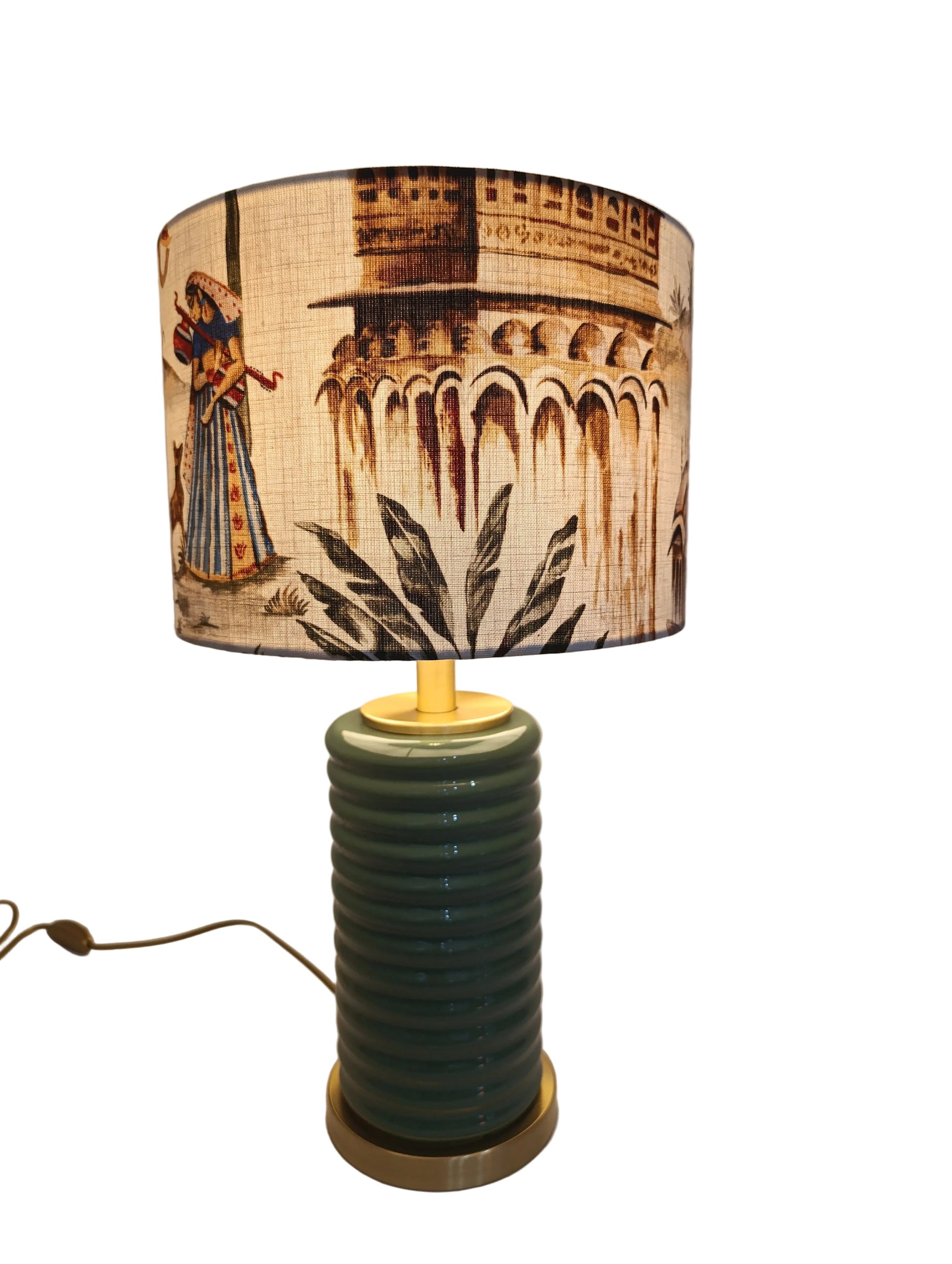 Maharani Royale - Domus Concept - Light StudioAbajurDomus ConceptPeça de iluminação disruptiva e fora da caixa da Domus Concept Light Studio, um abajur de design excecional e extravagante, fabricado à mão em Portugal para projetos de decoração de luxo únicos.TamborAbajur de Mesa