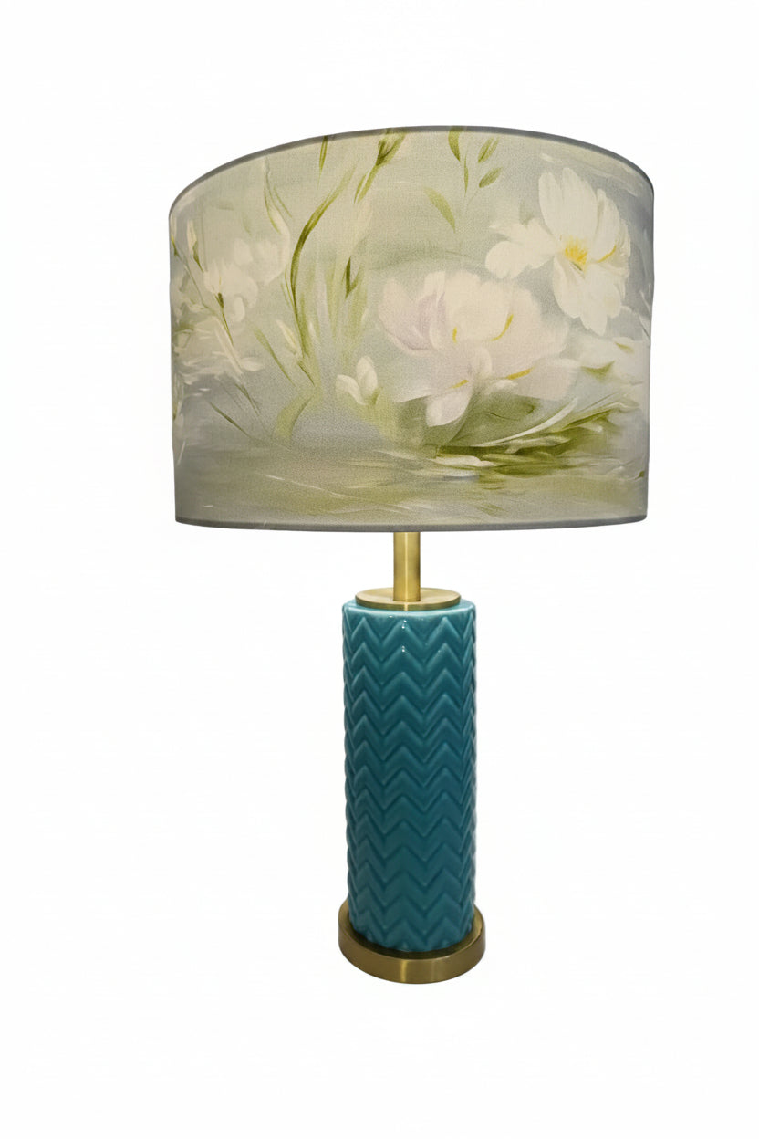 Abajur Nenúfar de Luz - Domus Concept - Light StudioAbajurDomus ConceptAbajur de design artesanal Domus Concept Light Studio, personalizado e fabricado à mão em Portugal com materiais premium e acabamentos de luxoTamborAbajur de Mesa