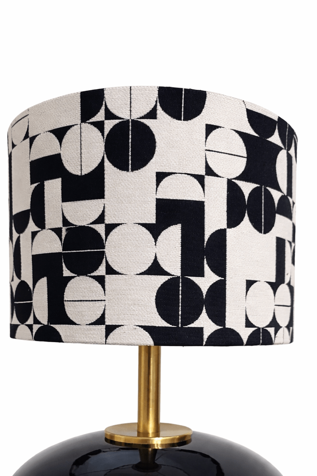 Noir & Blanc Signature - Domus Concept - Light StudioAbajurDomus ConceptPeça de iluminação disruptiva e fora da caixa da Domus Concept Light Studio, um abajur de design excecional e extravagante, fabricado à mão em Portugal para projetos de decoração de luxo únicos.TamborAbajur de Mesa