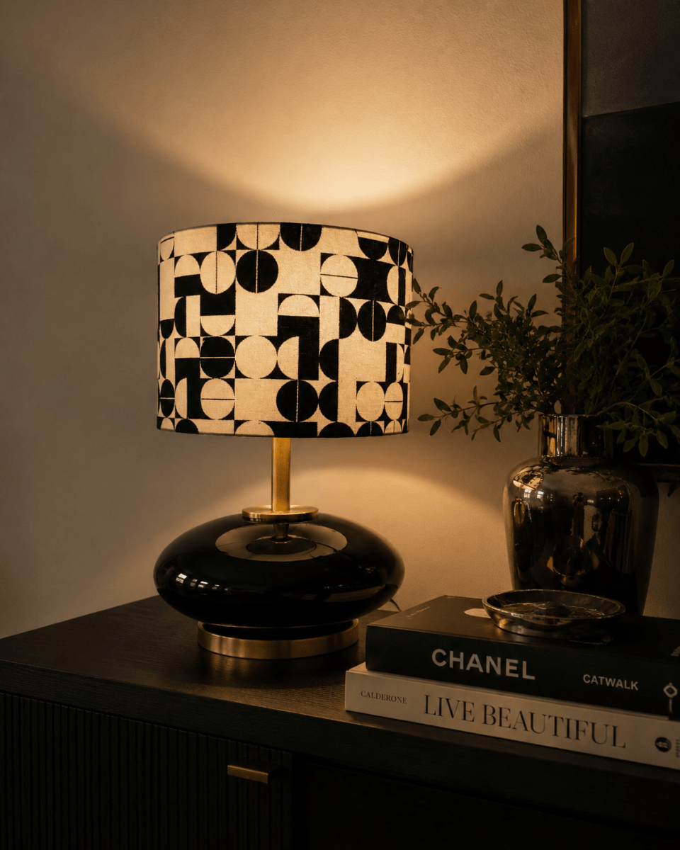Abajur Noir & Blanc Signature - Domus Concept - Light StudioAbajurDomus ConceptNoir & Blanc SignatureTamborAbajur de Mesa