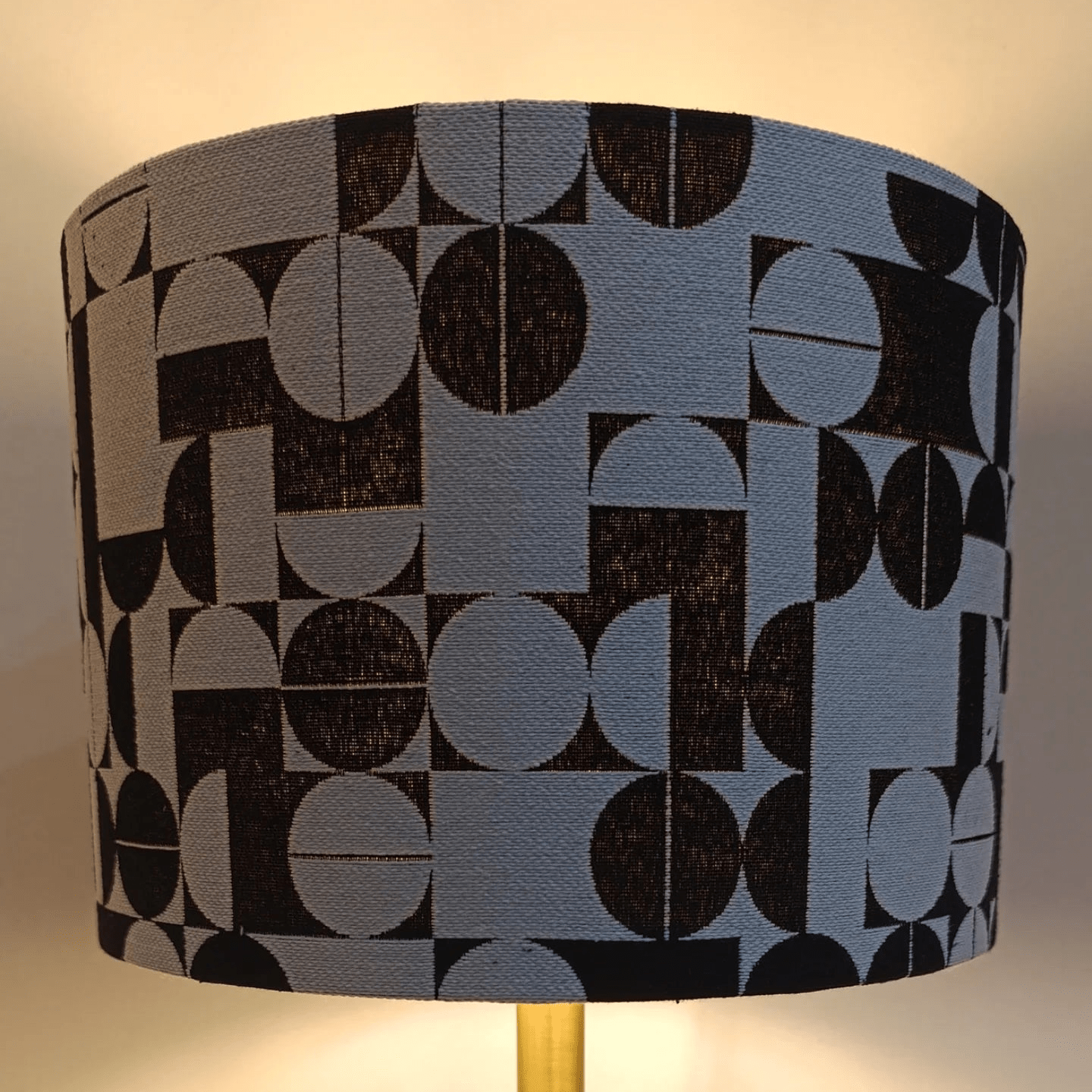 Noir & Blanc Signature - Domus Concept - Light StudioAbajurDomus ConceptPeça de iluminação disruptiva e fora da caixa da Domus Concept Light Studio, um abajur de design excecional e extravagante, fabricado à mão em Portugal para projetos de decoração de luxo únicos.TamborAbajur de Mesa