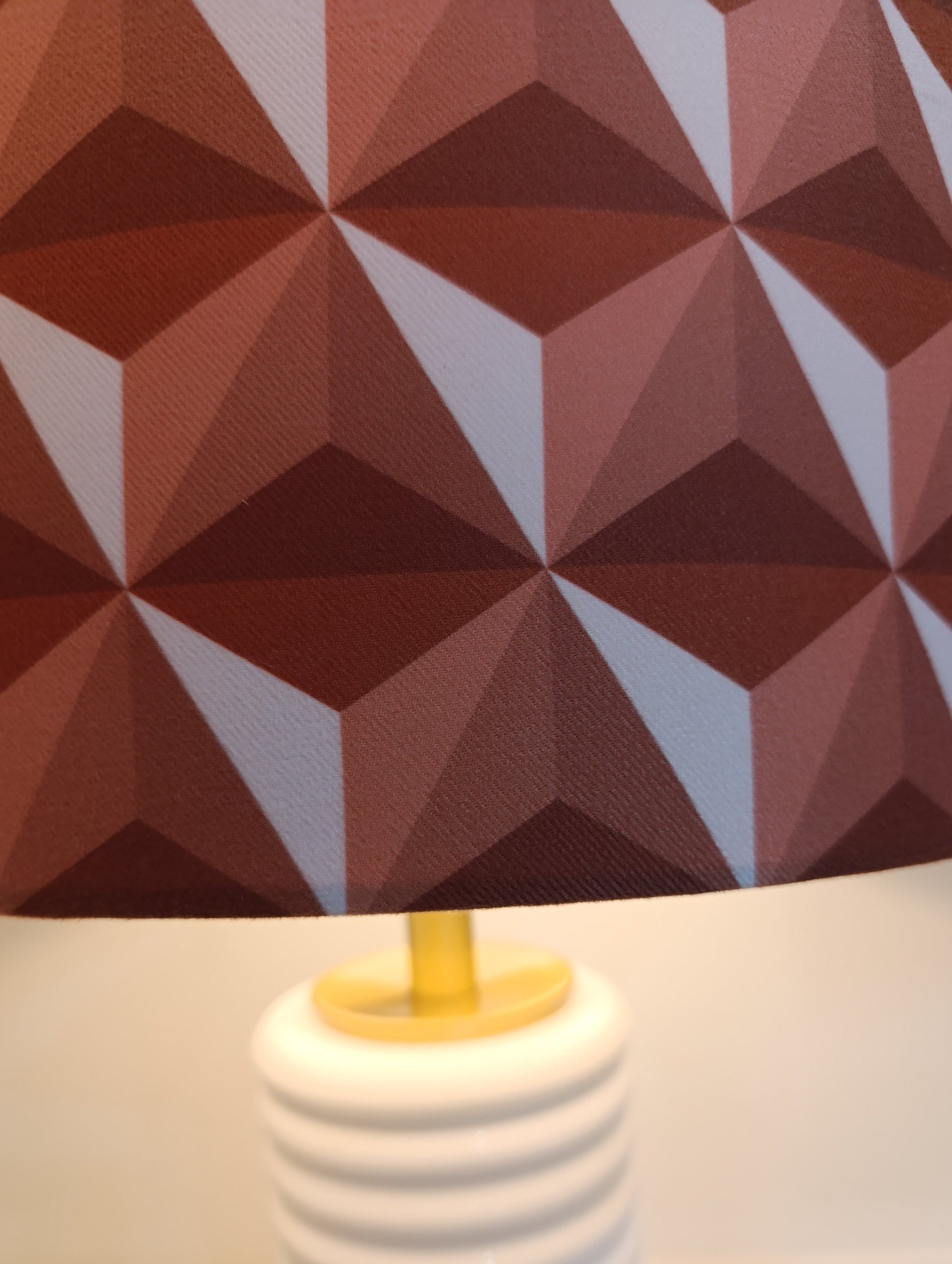 Prisma - Domus Concept - Light StudioAbajurDomus ConceptAbajur de design artesanal Domus Concept Light Studio, personalizado e fabricado à mão em Portugal com materiais premium e acabamentos de luxoTamborAbajur de Mesa