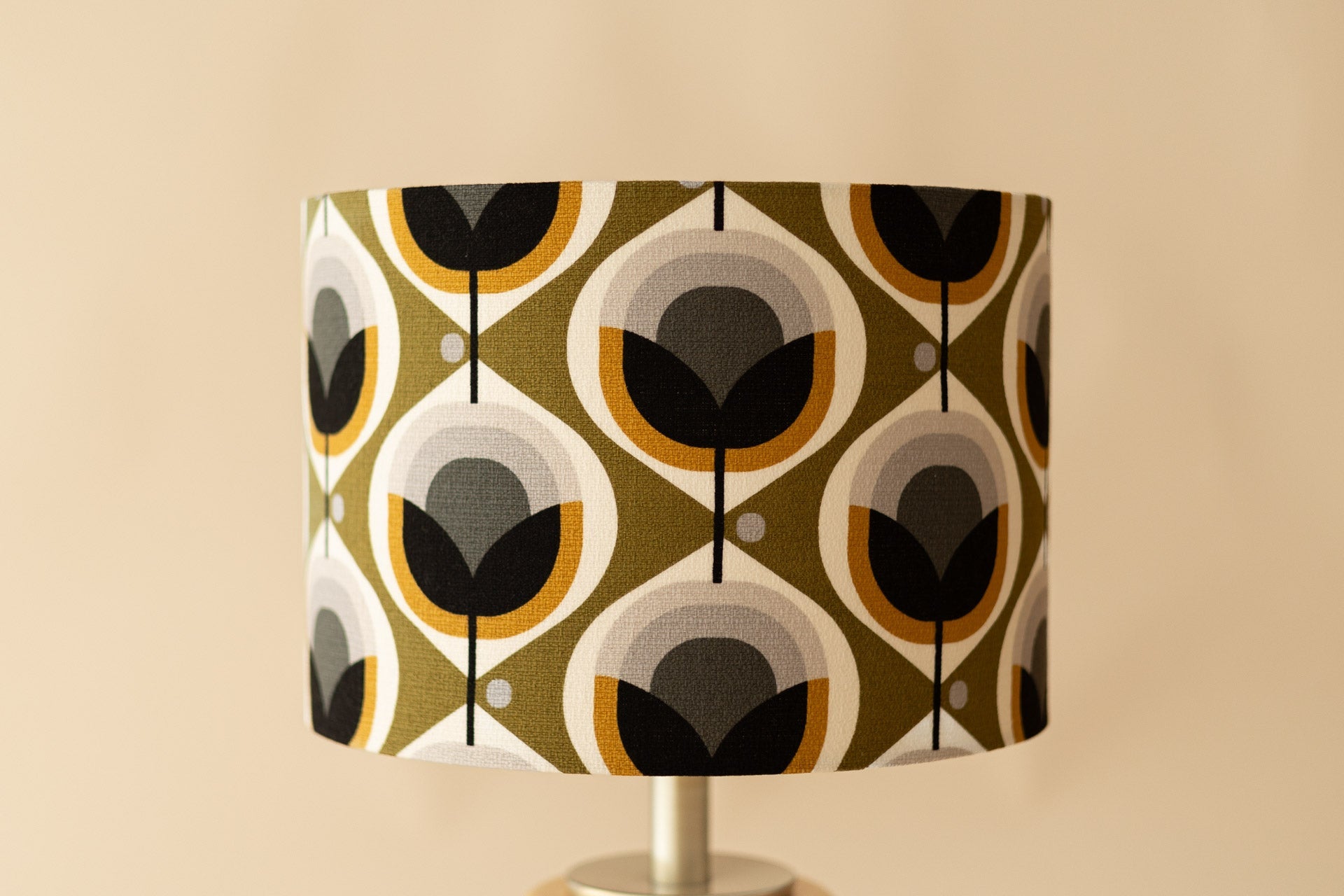 Retro Bloom - Domus Concept - Light StudioAbajurDomus ConceptAbajur de design artesanal Domus Concept Light Studio, personalizado e fabricado à mão em Portugal com materiais premium e acabamentos de luxoTamborAbajur de Mesa
