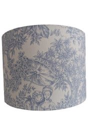 Versaille Bleu - Domus Concept - Light StudioAbajurDomus ConceptAbajur em tecido Toile de Jouy com design artesanal Domus Concept Light Studio, personalizado e fabricado à mão em Portugal com materiais premium e acabamentos de luxo.TamborAbajur de Mesa