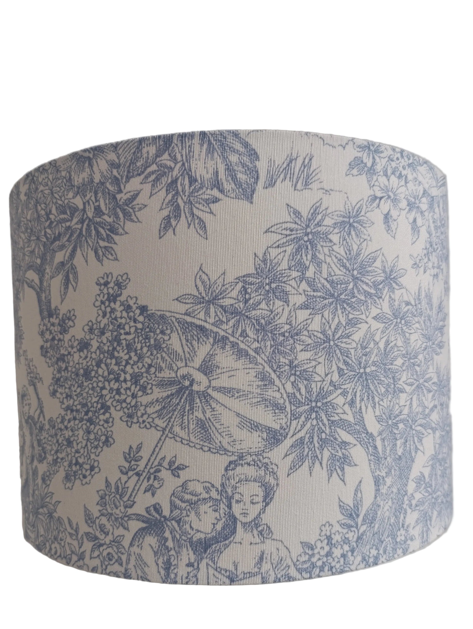 Versaille Bleu - Domus Concept - Light StudioAbajurDomus ConceptAbajur em tecido Toile de Jouy com design artesanal Domus Concept Light Studio, personalizado e fabricado à mão em Portugal com materiais premium e acabamentos de luxo.TamborAbajur de Mesa