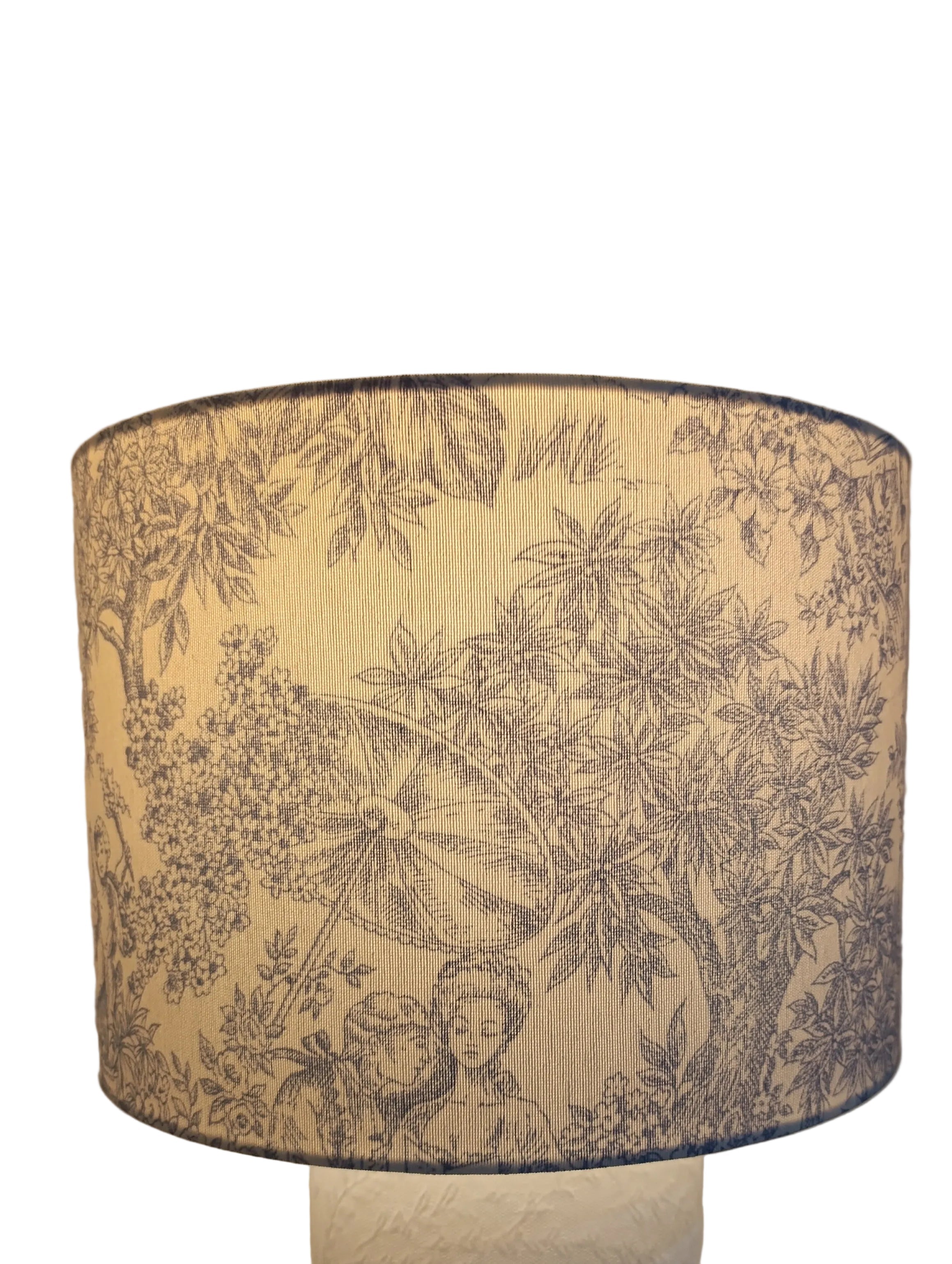 Versaille Bleu - Domus Concept - Light StudioAbajurDomus ConceptAbajur em tecido Toile de Jouy com design artesanal Domus Concept Light Studio, personalizado e fabricado à mão em Portugal com materiais premium e acabamentos de luxo.TamborAbajur de Mesa