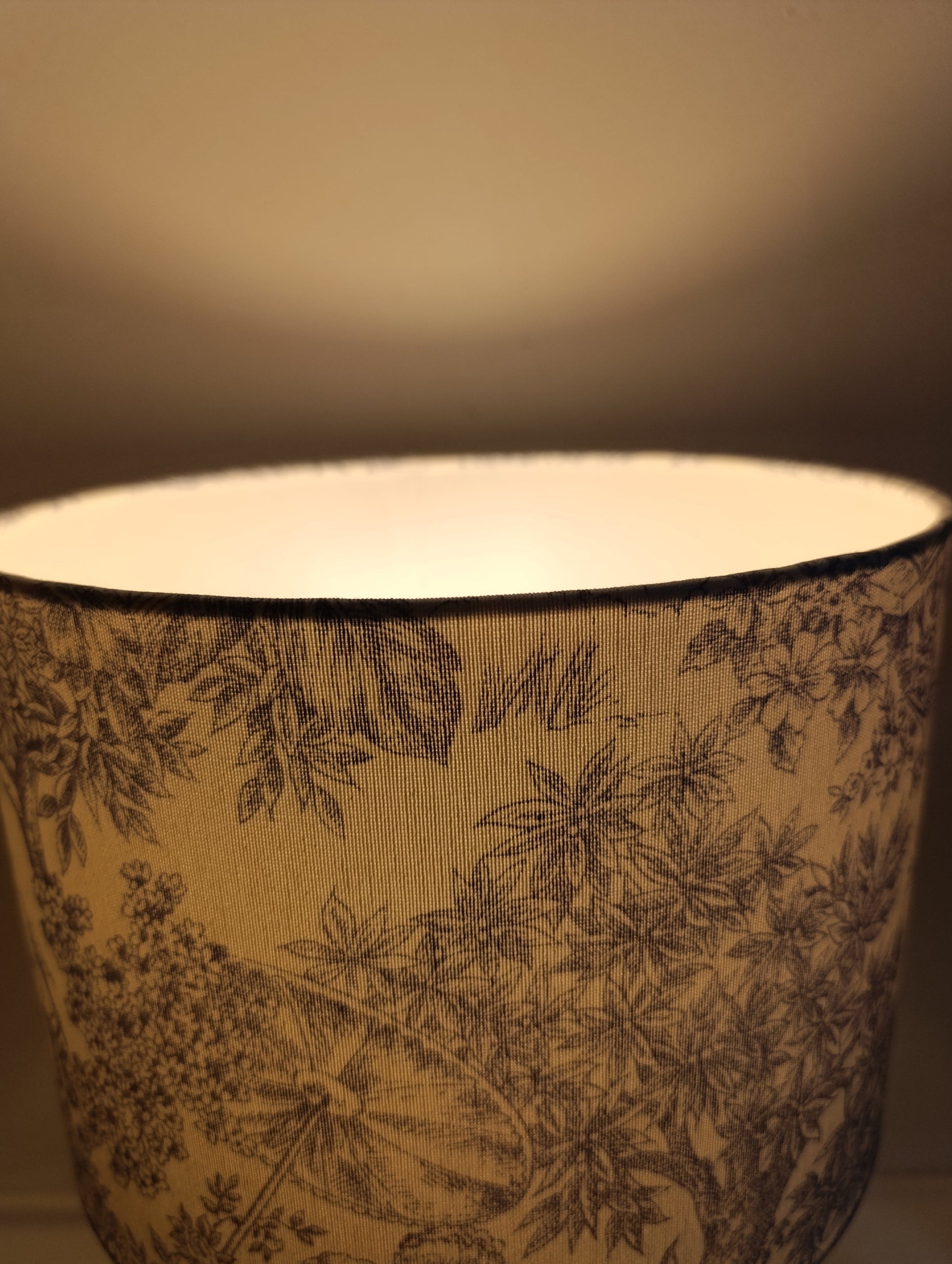 Versaille Bleu - Domus Concept - Light StudioAbajurDomus ConceptAbajur em tecido Toile de Jouy com design artesanal Domus Concept Light Studio, personalizado e fabricado à mão em Portugal com materiais premium e acabamentos de luxo.TamborAbajur de Mesa