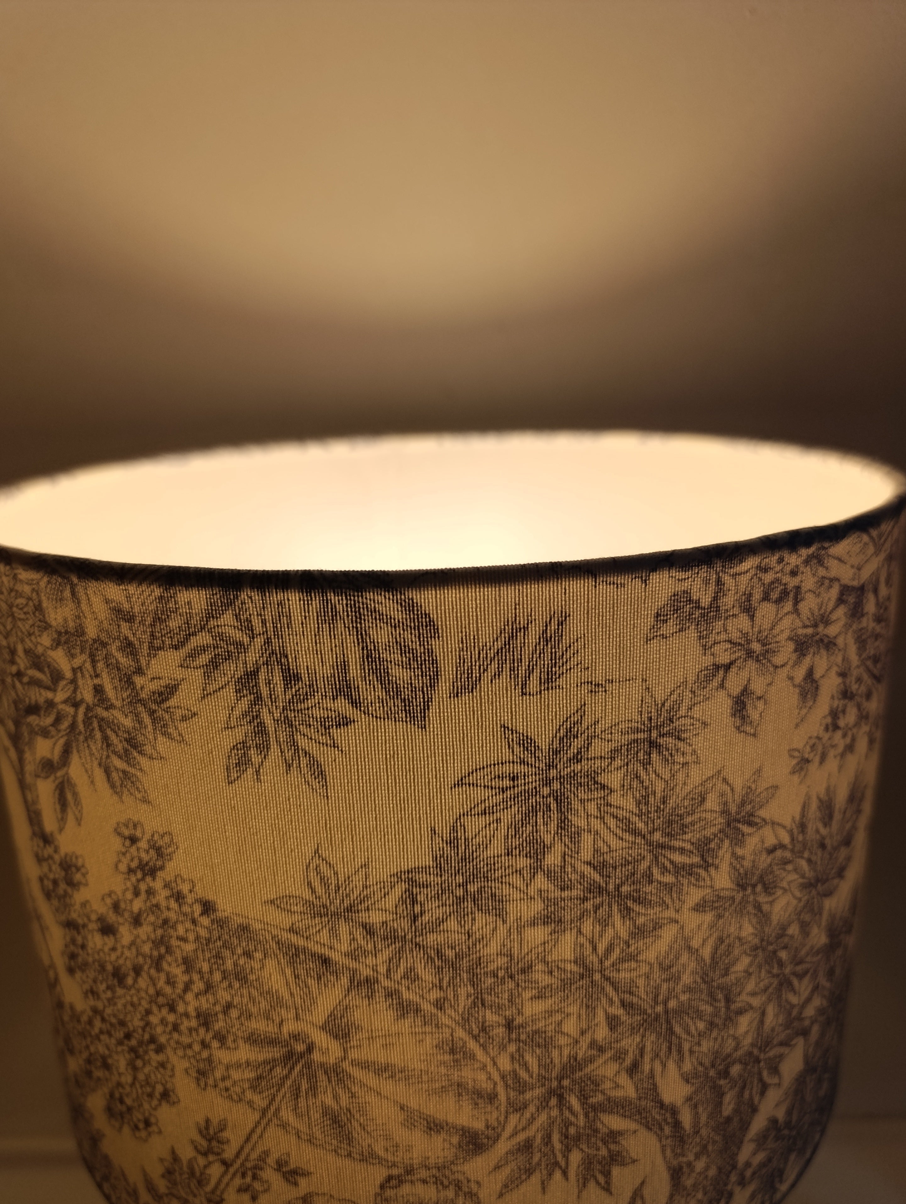Versaille Bleu - Domus Concept - Light StudioAbajurDomus ConceptAbajur em tecido Toile de Jouy com design artesanal Domus Concept Light Studio, personalizado e fabricado à mão em Portugal com materiais premium e acabamentos de luxo.TamborAbajur de Mesa