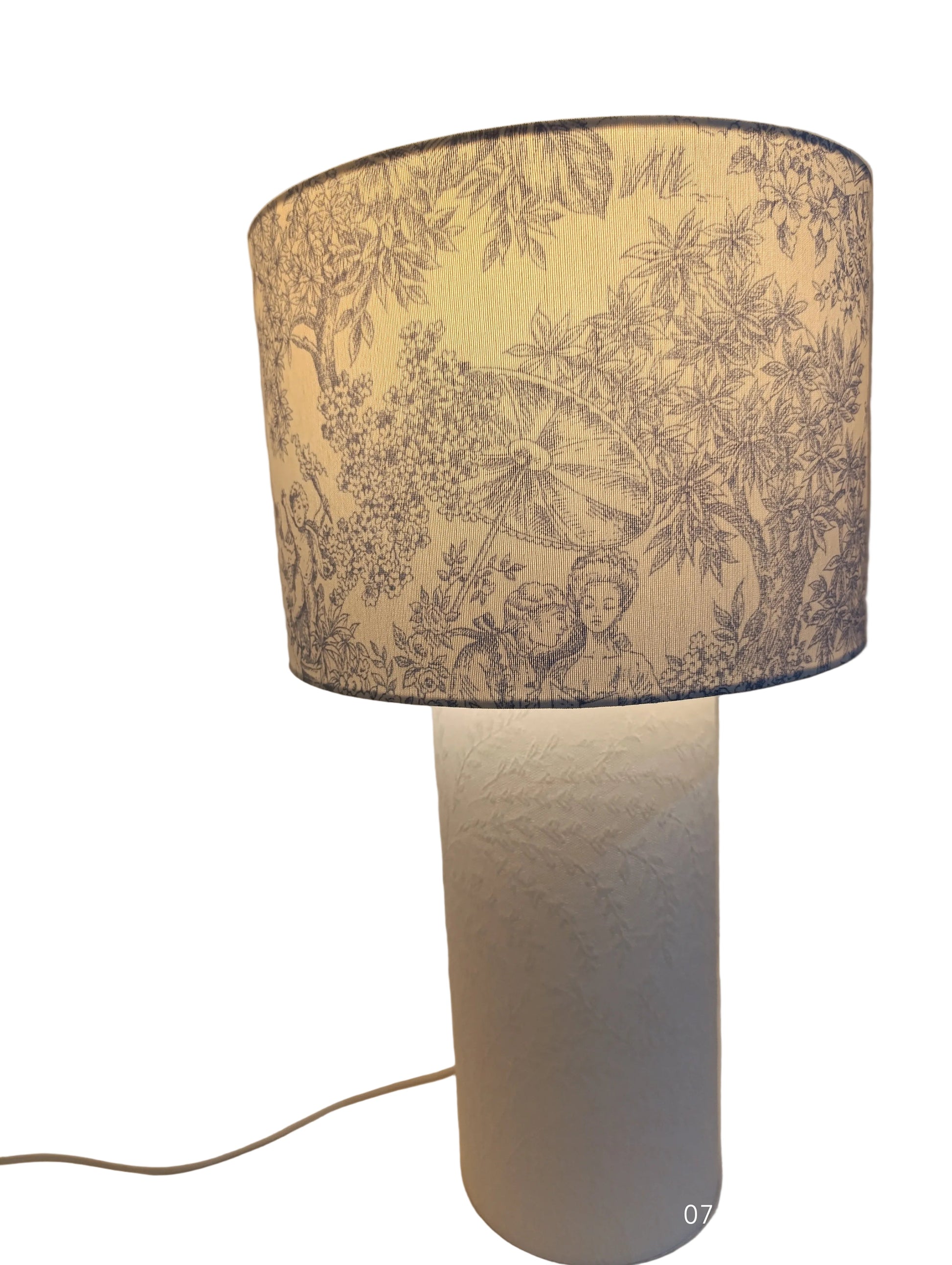 Versaille Bleu - Domus Concept - Light StudioAbajurDomus ConceptAbajur em tecido Toile de Jouy com design artesanal Domus Concept Light Studio, personalizado e fabricado à mão em Portugal com materiais premium e acabamentos de luxo.TamborAbajur de Mesa