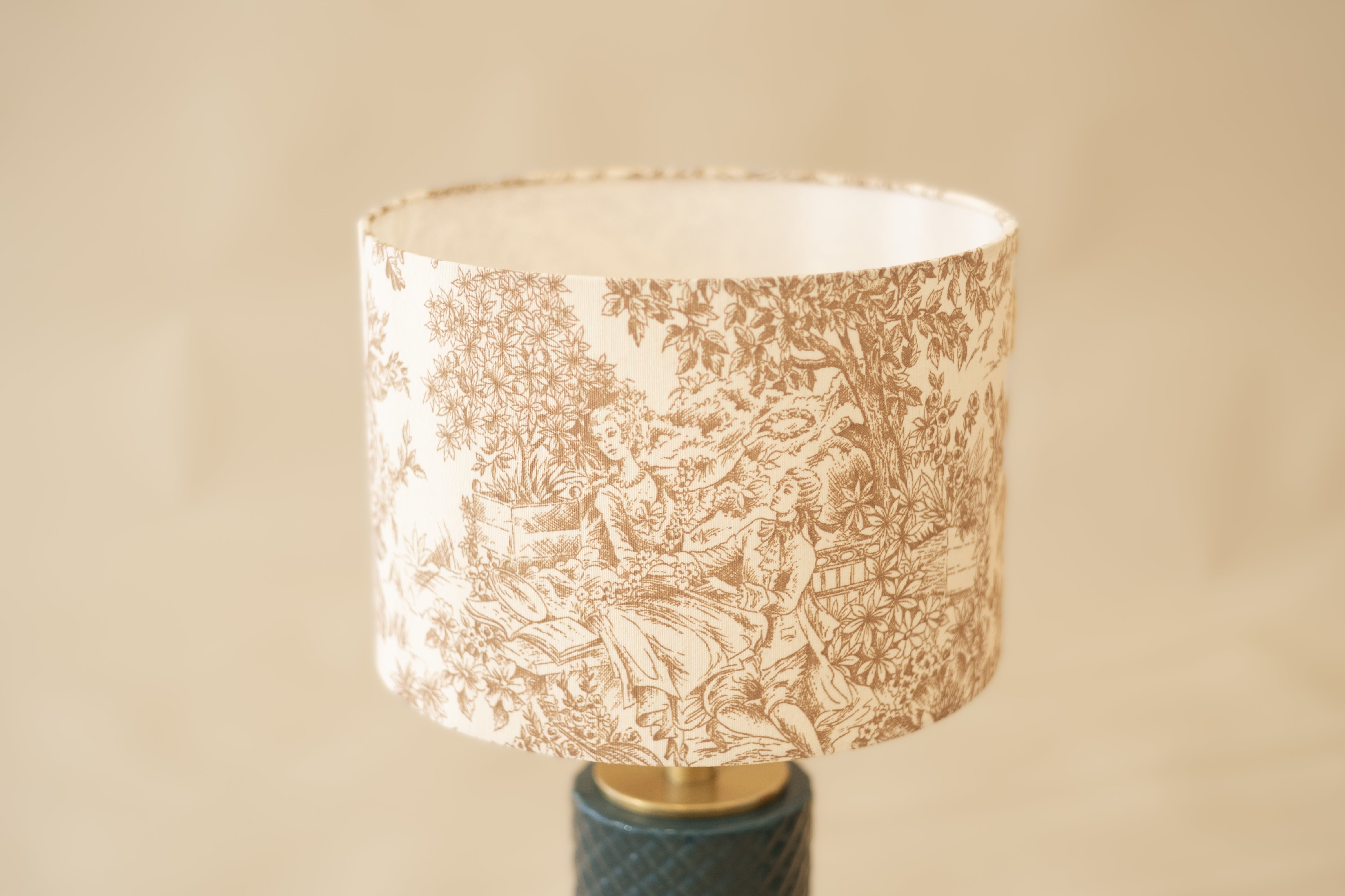 Versaille - Domus Concept - Light StudioAbajurDomus ConceptAbajur em tecido Toile de Jouy com design artesanal Domus Concept Light Studio, personalizado e fabricado à mão em Portugal com materiais premium e acabamentos de luxo.TamborAbajur de Mesa