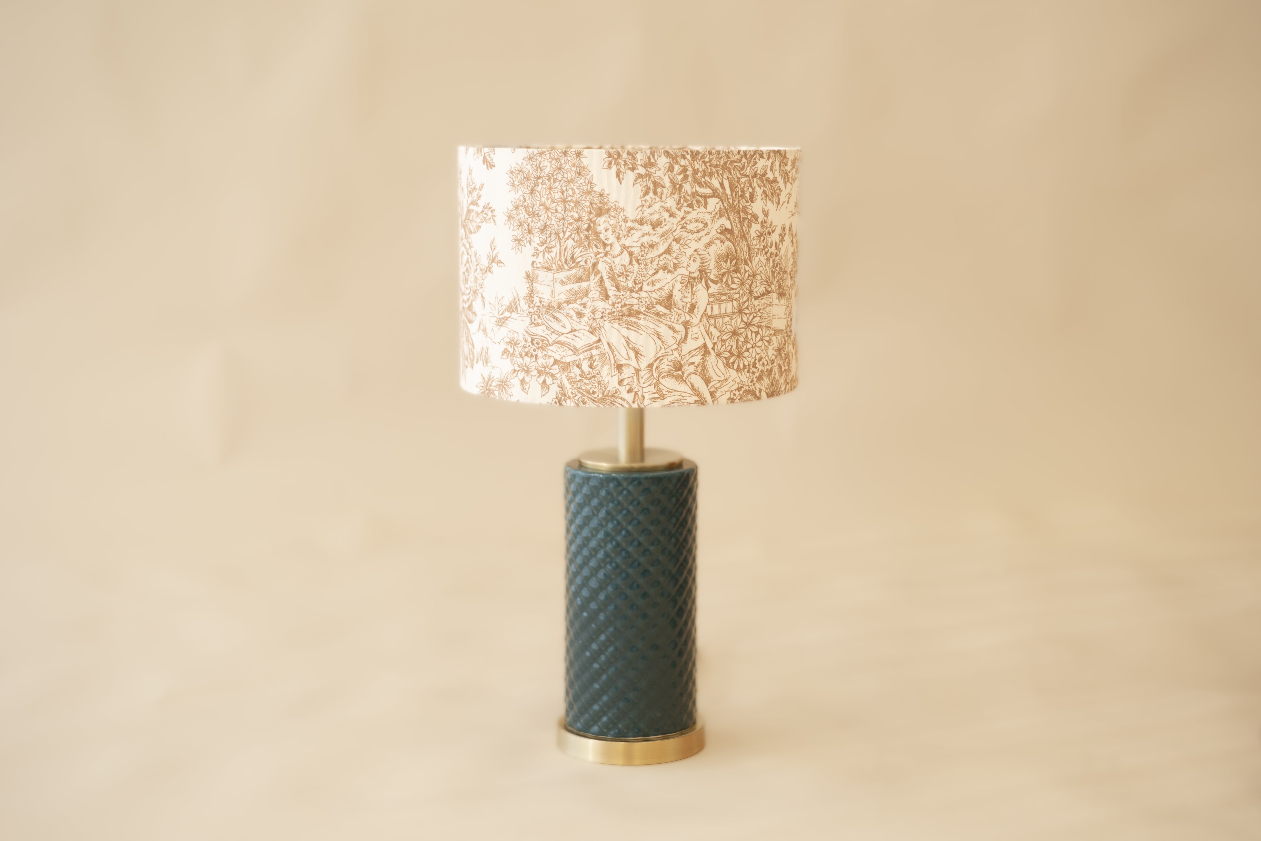 Versaille - Domus Concept - Light StudioAbajurDomus ConceptAbajur em tecido Toile de Jouy com design artesanal Domus Concept Light Studio, personalizado e fabricado à mão em Portugal com materiais premium e acabamentos de luxo.TamborAbajur de Mesa