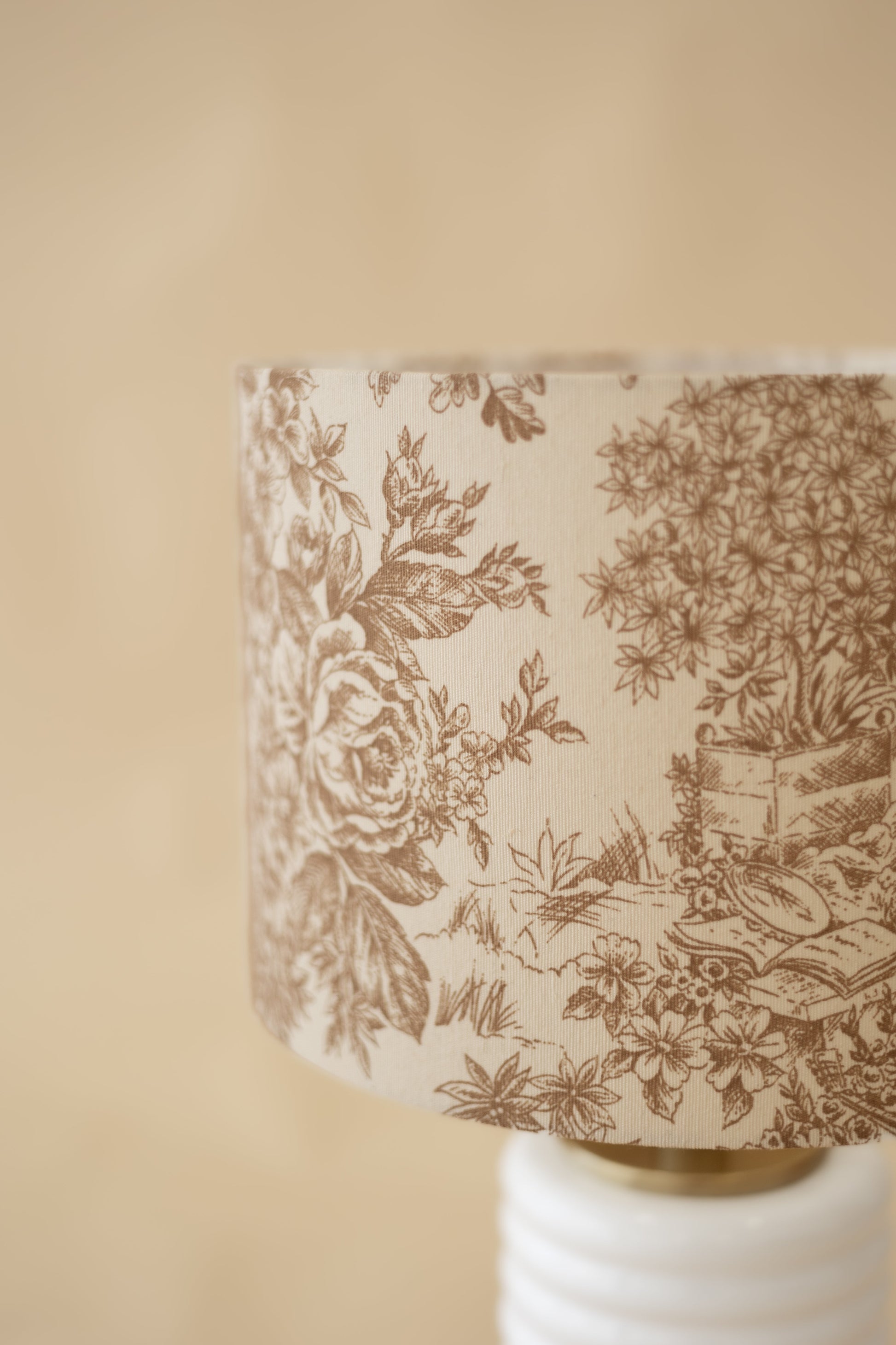 Versaille - Domus Concept - Light StudioAbajurDomus ConceptAbajur em tecido Toile de Jouy com design artesanal Domus Concept Light Studio, personalizado e fabricado à mão em Portugal com materiais premium e acabamentos de luxo.TamborAbajur de Mesa