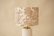 Versaille - Domus Concept - Light StudioAbajurDomus ConceptAbajur em tecido Toile de Jouy com design artesanal Domus Concept Light Studio, personalizado e fabricado à mão em Portugal com materiais premium e acabamentos de luxo.TamborAbajur de Mesa