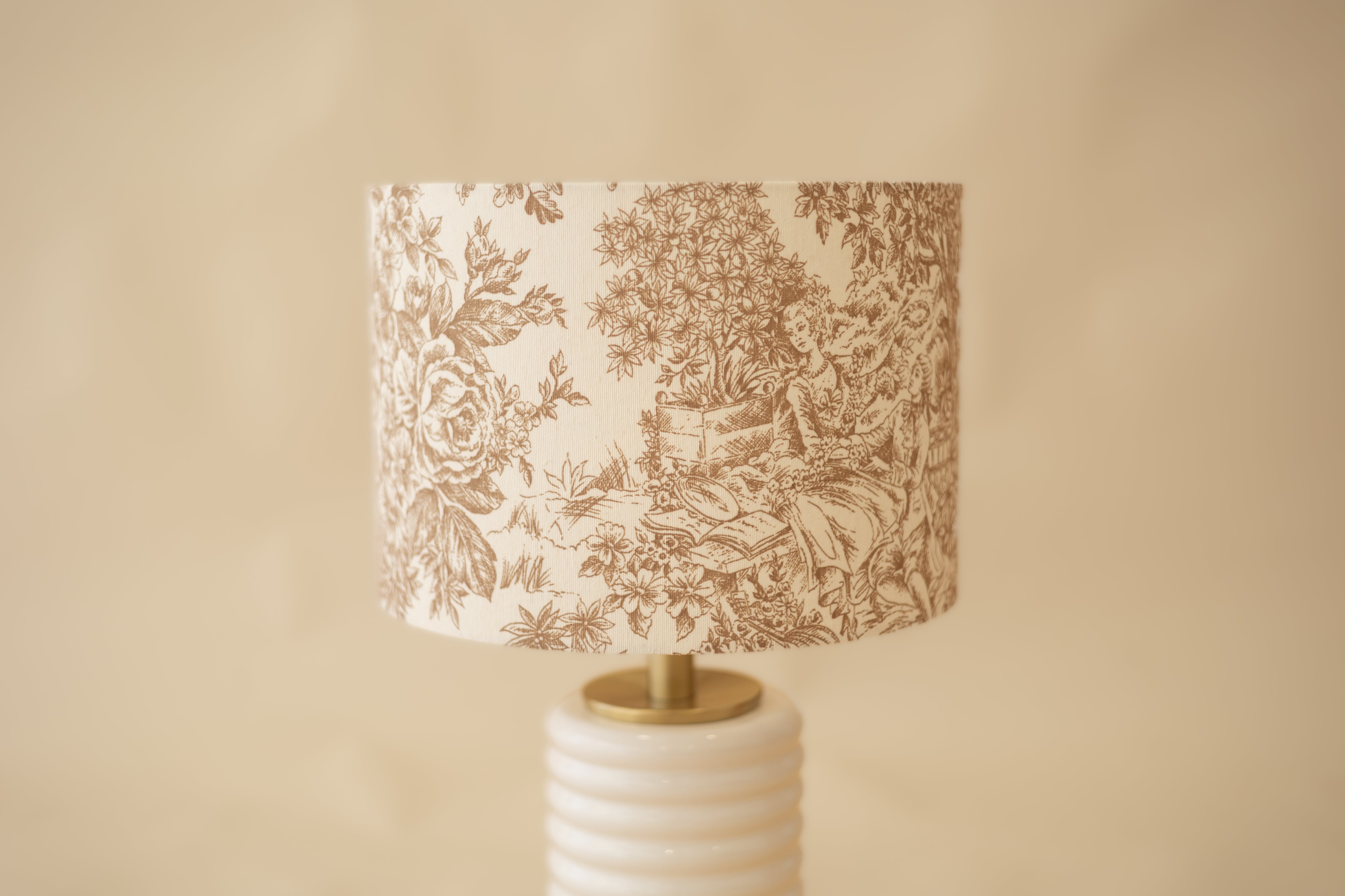 Versaille - Domus Concept - Light StudioAbajurDomus ConceptAbajur em tecido Toile de Jouy com design artesanal Domus Concept Light Studio, personalizado e fabricado à mão em Portugal com materiais premium e acabamentos de luxo.TamborAbajur de Mesa